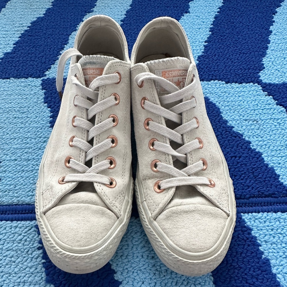 Low top grey suede Converse with rose gold détails W’s 8/ M’s 6